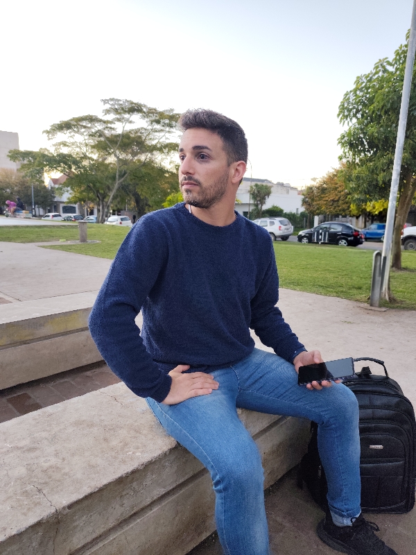 Dueño de Belayout sentado en una plaza.
